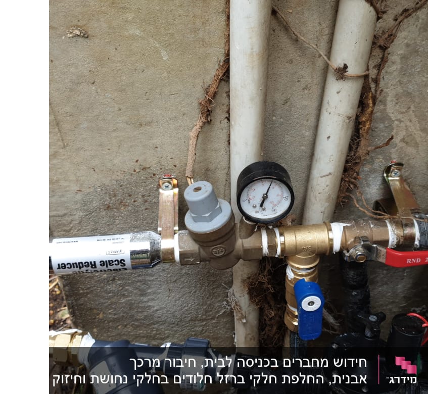 צנרת מים עם מד לחץ וברזים שונים